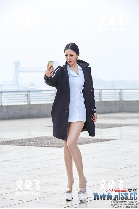 AISS爱丝(黄金版) - 当欣杨在街角，私房写真揭示了小城的叠影。