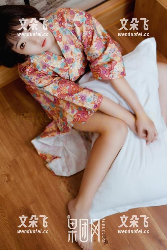GIRLT果团网 - 私房里的龚玥菲，眼镜让她的风格更迷人了。
