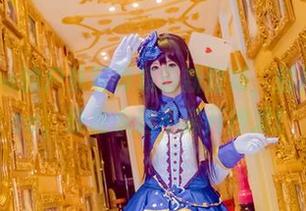 Kettoe的户外写真集最新登场，轻松摆pose，像是永远不离开沙发！