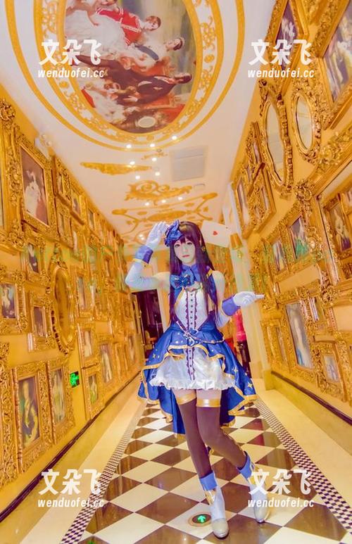 Kettoe的户外写真集最新登场，轻松摆pose，像是永远不离开沙发！
