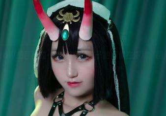 看着KuukoW把芭芭拉·贡希尔德的样子拍得像在演戏，图片里都是戏
