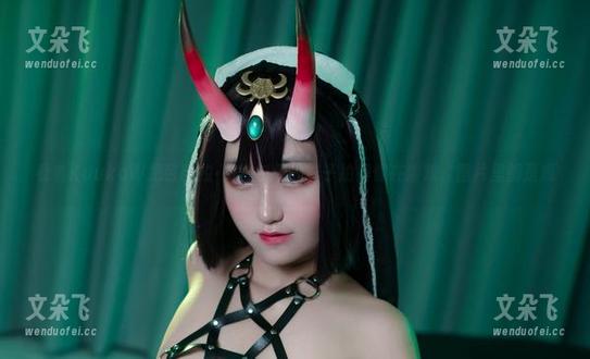 看着KuukoW把芭芭拉·贡希尔德的样子拍得像在演戏，图片里都是戏