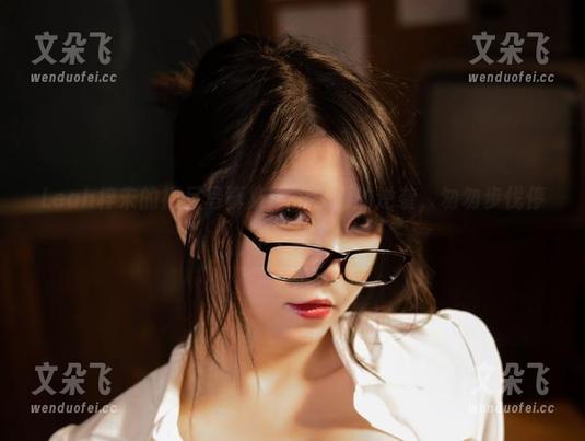 Leah梓未的裸足写真集：一只脚的逆袭，匆匆步伐停不下来。