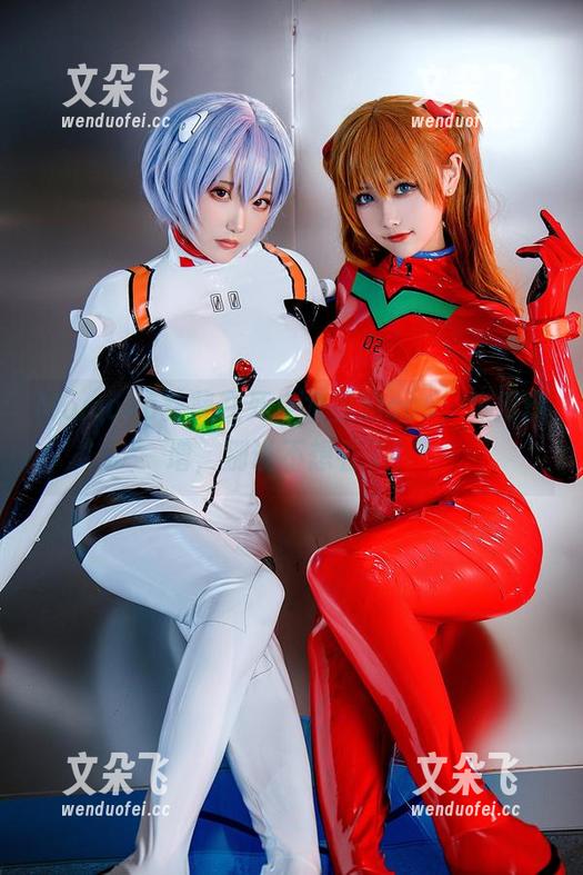 Momoko葵葵在死库水里的cos，热度骤增，别说不想看了！