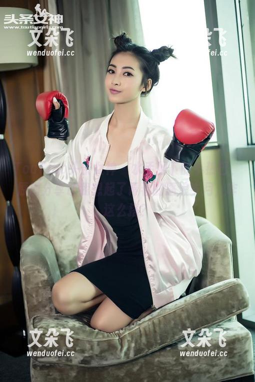 TouTiao头条女神-小热巴 TouTiao头条女神 - 水手服下的小热巴,原图分享让我想起了青春的逐浪岁月,咋这么搭?