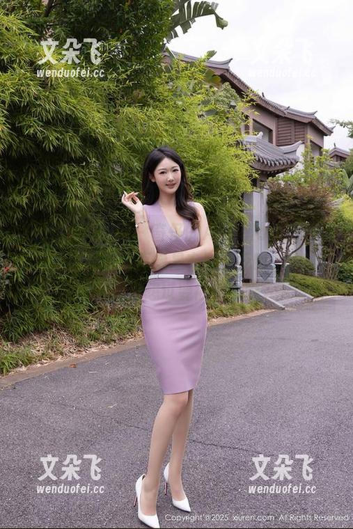 Xiuren秀人网 - 奇怪的Angela小热巴，这组圣诞私房写真像是在对我眨眼，哈哈，我可是没想过要被套牢哦。