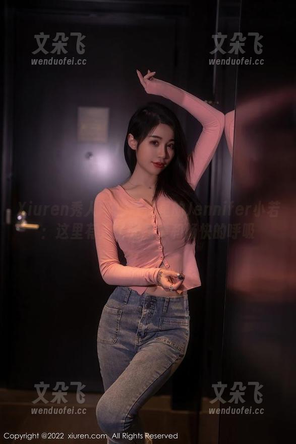 Xiuren秀人网 - 泳池里的Jennifer小若：这里有无圣光图集和畅快的呼吸