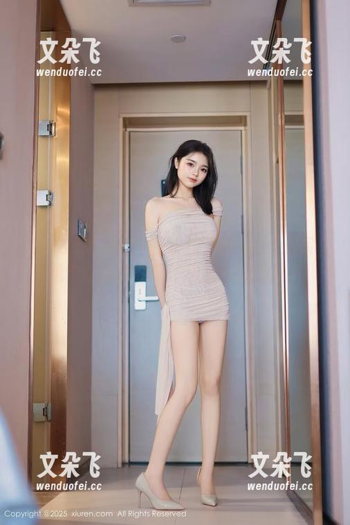 Xiuren秀人网 - 是小逗逗的創意自拍写真：像个小孩儿在镜子前表演智商减半！