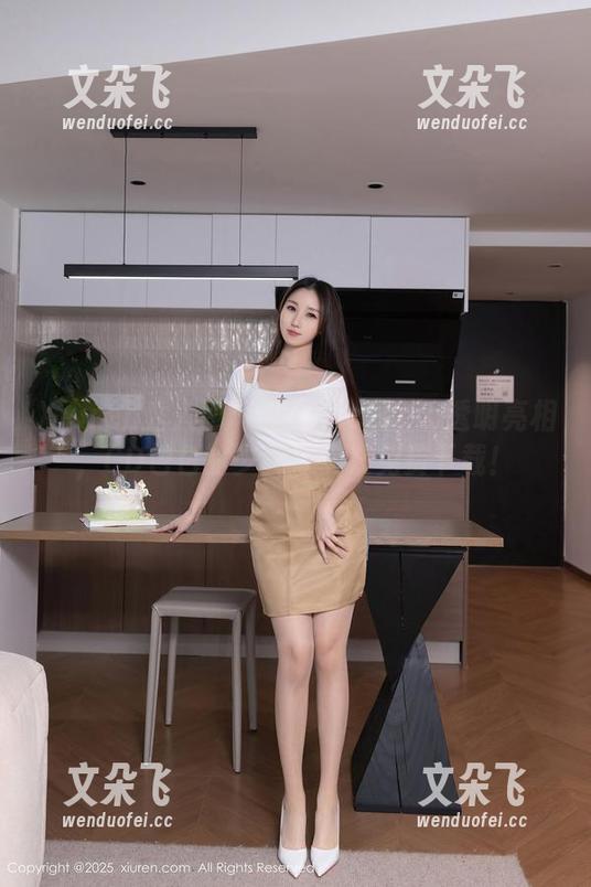 Xiuren秀人网 - 果儿victoria透明亮相，CD包包的少女！快来免费下载！