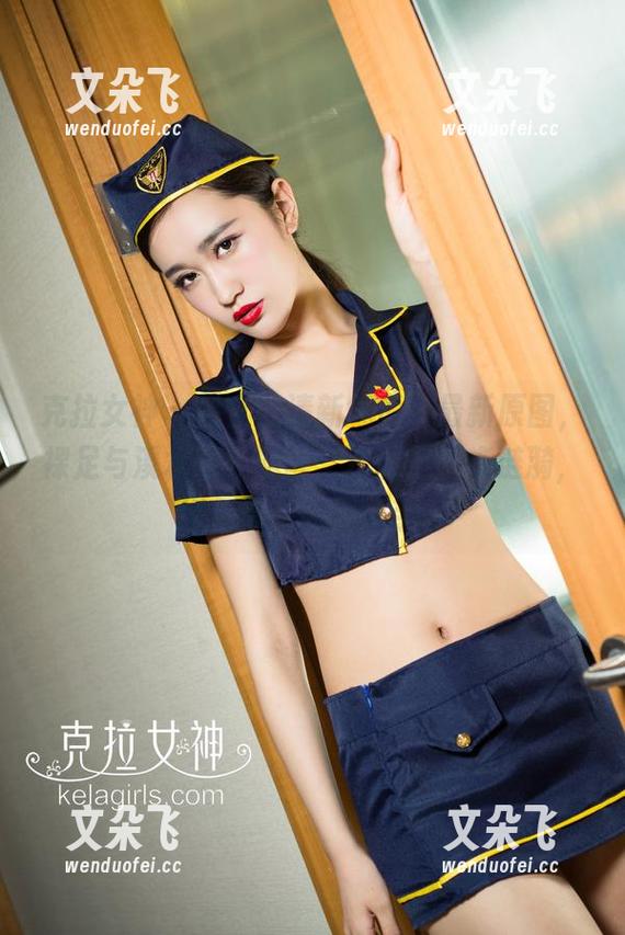 克拉女神 - 吕佳的清新气质：最新原图，裸足与溪水轻轻碰触，水面上那点涟漪，好像母亲的温柔手。
