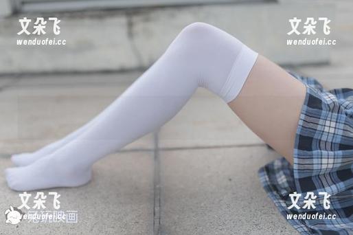 兔玩映画的白丝少女，她勾勒出的楼梯图景，竟然还有点小调皮。