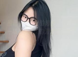 微密圈 - 图册中的可爱的肉巴：白纱吊带黑丝搭档，一场不可思议的滑稽表演等着你！