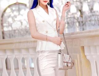 嗲囡囡 - 精选施忆佳KITTY泳池分享，打开后可能会被水花四溅