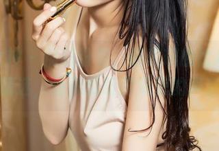 头条女神 - 精彩纷呈，萌琪琪的比基尼美图精选，仿佛能听到海浪的声音。