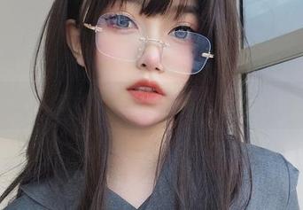 女主K的私拍图包，纯白让人想起…洗衣粉的味道？