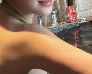 微密圈 - 高质量照片！奶雯的超短黑皮裙仿佛叫我一声，不说话只在那儿。