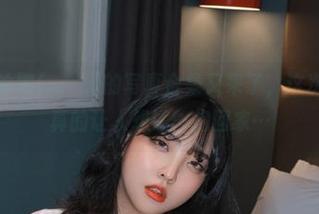 没错，宋哈娜(송하나)的写真合集又来了，这次圣诞公仔真的让人想逐一抱回家…