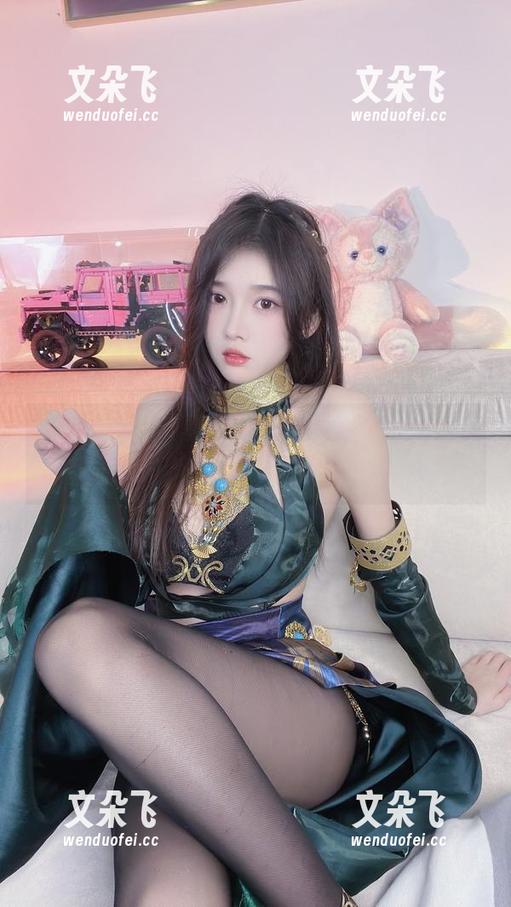 小小奶瓶儿，真会玩——纯欲吊带精选，来吧，别害羞。