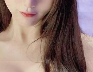 微密圈 - 小玉吃果冻穿红色睡衣的这组私拍，时不时让我心里飘过一阵微风，恰似来不及抓住的灵感。