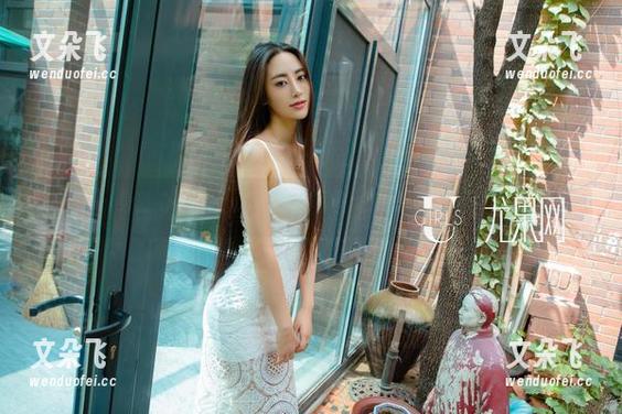 尤果网 - 身处办公室，游子熙的写真让我想起了早晨的咖啡香。