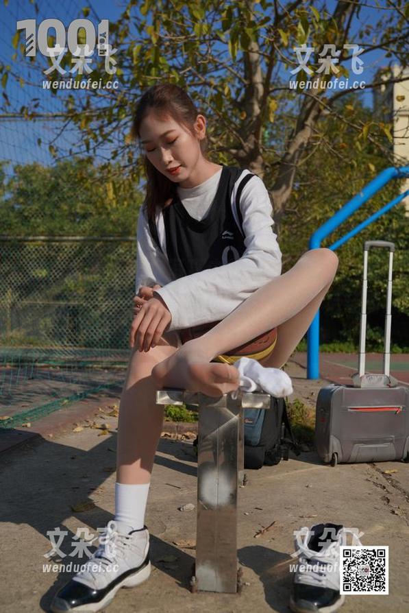 异思趣向 - 私房写真中的婉萍，看这白色西装裤，不如我直接问，几个小时后还有没有约？