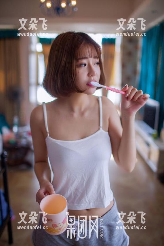 果团网-黄歆苑 果团网 - 黄歆苑的校服魅力,原图下略显青涩哦。