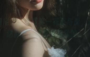 桃良阿宅的全套写真—花束与影，讲真，这影子好像跟来捣乱的。