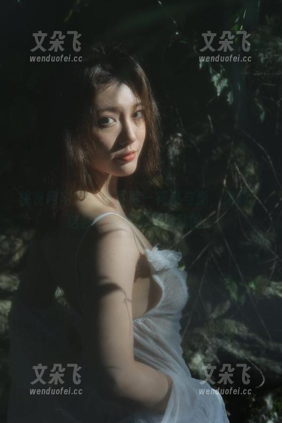 桃良阿宅的全套写真—花束与影，讲真，这影子好像跟来捣乱的。