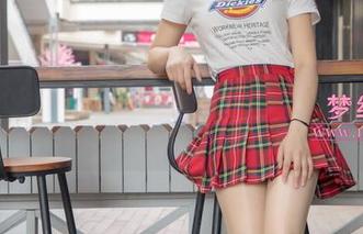 梦丝女神 - 璇璇的写真——长筒袜与小猫互动，恩，贪吃的小家伙开眼了。