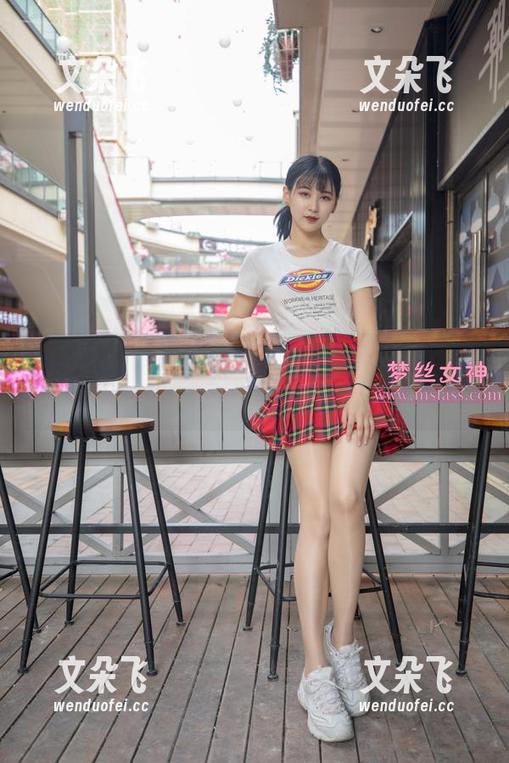 梦丝女神 - 璇璇的写真——长筒袜与小猫互动，恩，贪吃的小家伙开眼了。