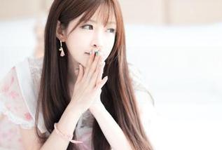 图片新鲜出炉！王羽杉的黑色吊带更新决斗：时尚VS逗趣，你支持哪一个？