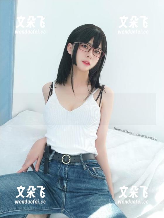 眼酱大魔王w 最新写真:眼酱大魔王w把毛衣黑丝玩得淋漓尽致,让人侧目!