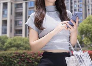 秀人网 - 居家刘婷婷的全套原图曝光，家里的鱼缸也成了她的背景板——不比身材差吧？