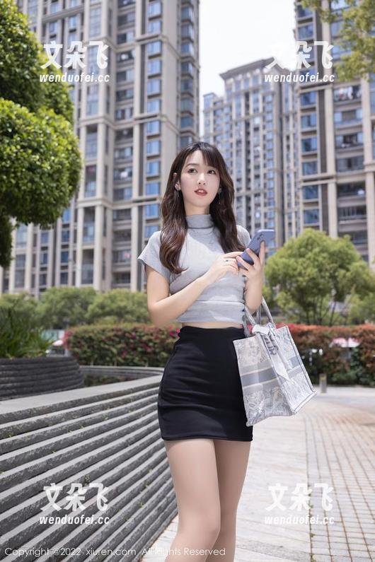秀人网 - 居家刘婷婷的全套原图曝光，家里的鱼缸也成了她的背景板——不比身材差吧？