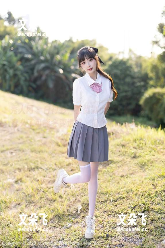 秀人网 - 白衬衫，徐微微mia全套图集：穿久了可能会变透明，但心情肯定是一点也不透明！