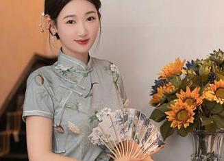 秀人网 - 看桃桃子的美图，毛衣在光线中闪耀，她弯腰的时候…太抓眼了，全然无敌。