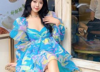 秀人网 - 王馨瑶Yanni的红裙更新，像是春天的风，来得让人猝不及防。