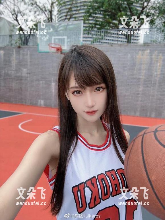 腐团儿Ikaros的图集必看，风女的温婉配上我的灵魂…这组合真让人心慌！