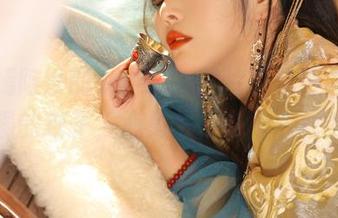 苏嫣嫣阿姨的女仆装，图片温柔得像刚出锅的包子，心兔兔下载不下载？