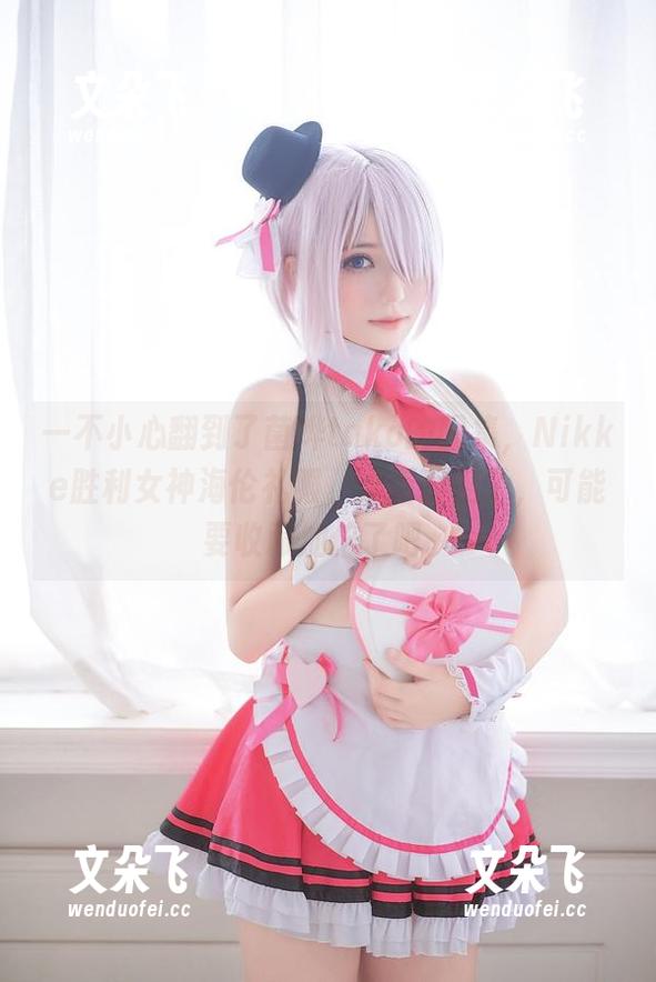 一不小心翻到了菌烨tako的图集，Nikke胜利女神海伦礼服，这画面绝了，可能要收藏加倍了吧。