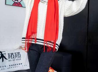 袜啵啵 - 一张图片搞定：小淳的腿变身“白丝大使”，继续闪瞎了我的眼。