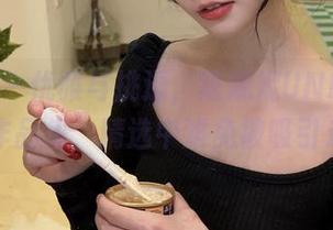 微密圈 - 优雅与挑逗，陈妮妮UNI的白丝作品集，精选中难免被吸引走