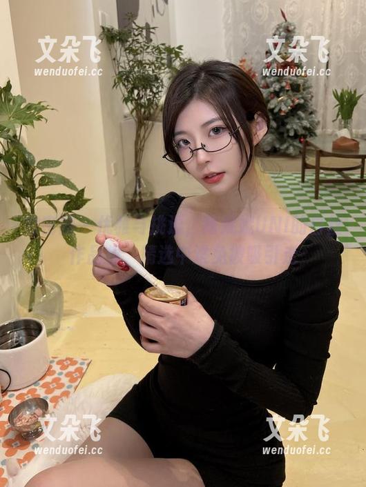 微密圈 - 优雅与挑逗，陈妮妮UNI的白丝作品集，精选中难免被吸引走