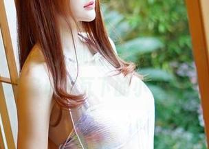 青豆客 - Una尤娜的旗袍美图，不经意间变身琉璃瓦下的小仙女。