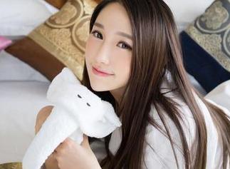 青豆客 - 每次看到可乐Vicky的“甜心萝莉”美图，都想问她想表达什么，壁纸上也就勉强公用吧？