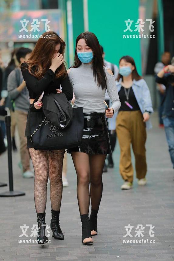 魔镜街拍 - 试图捕捉每个细节，婷婷的工作日常与黑丝写真泌出一丝暧昧。