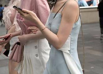 想躲进魔镜街拍的免费套图里？运动系的甜美女生欢迎来捣蛋！